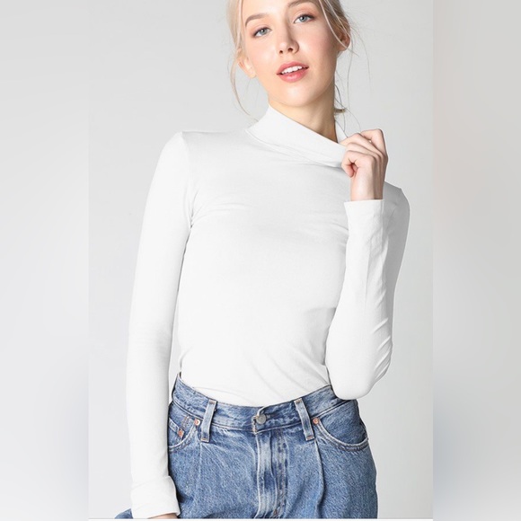 seamless top featuring a turtleneck and long sleeves - Picture 2 of 3